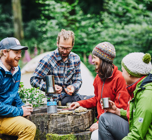 Junge Camper im Wald