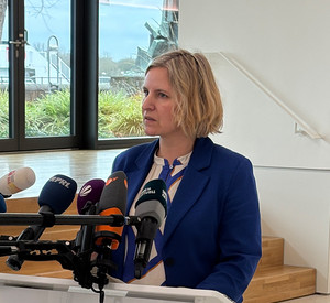 Mobilitätsministerin Katrin Eder kündigt im Anschluss an den Runden Tisch ein Sicherheitspaket an. 