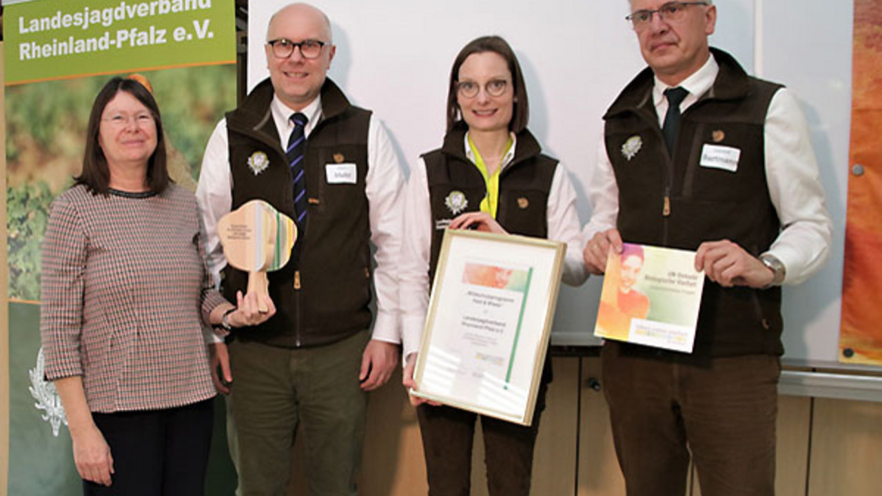 Umweltministerin Höfken übereicht die Auszeichnung für das Wildschutzprogramm