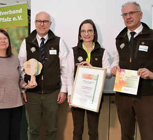 Umweltministerin Höfken übereicht die Auszeichnung für das Wildschutzprogramm