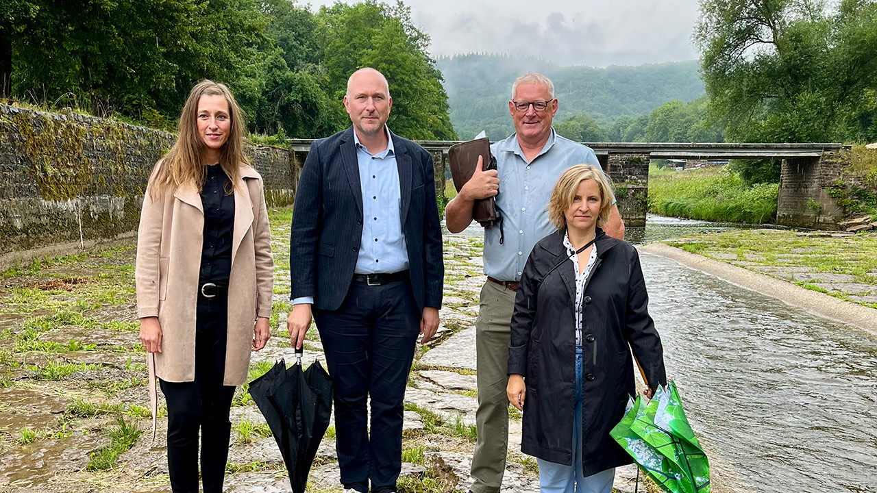 In Echtershausen am Ufer der Prüm: Klimaschutzministerin Katrin Eder, Landrat Andreas Kruppert und Ortsbürgermeister Norbert Fleckner