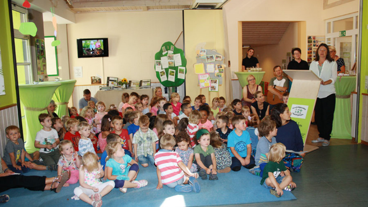 Ernährungsministerin Ulrike Höfken mit vielen Kindern der Kita in Theisbergstegen