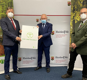 Staatssekretär Ulrich Kleemann überreicht Schild an Oberbürgermeister Peter Labonte.