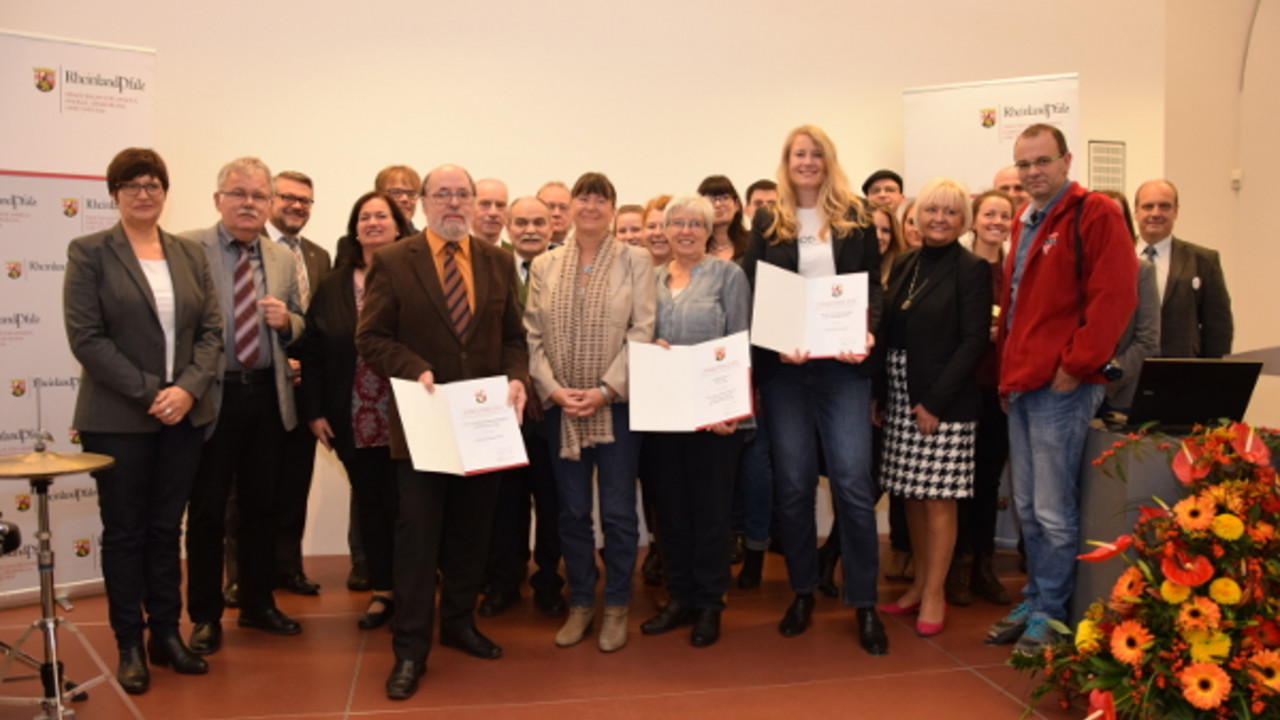 Umweltministerin Ulrike Höfken mit den Umweltpreisträgern 2016