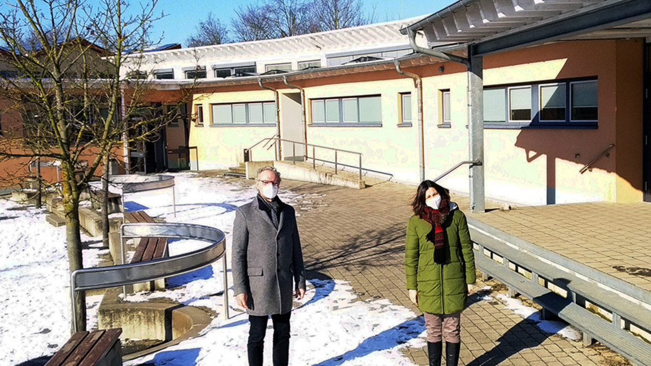 Staatsministerin Anne Spiegel beim Besuch der Grundschule Essingen