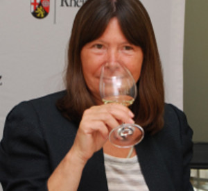 Ulrike Höfken bei der Weinprobe im Rahmen der Pressekonferenz