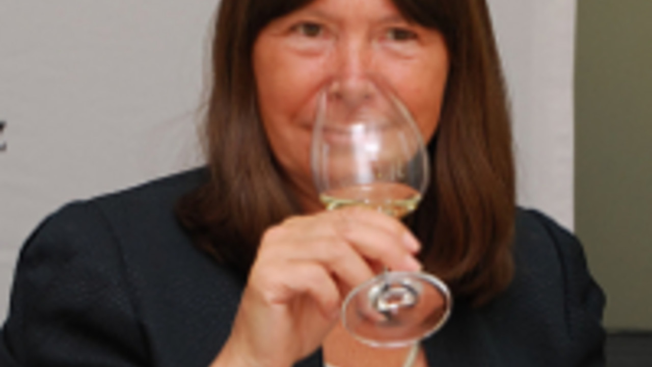 Ulrike Höfken bei der Weinprobe im Rahmen der Pressekonferenz