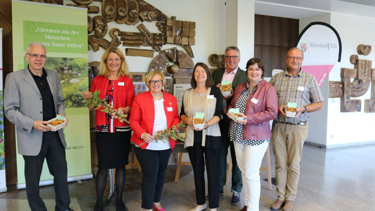 Ulrike Höfken (4.v.r). und Ilse Wambsganß (3.v.l.) mit weiteren Mitwirkenden des Wildkräuterkongresses