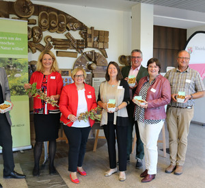 Ulrike Höfken (4.v.r). und Ilse Wambsganß (3.v.l.) mit weiteren Mitwirkenden des Wildkräuterkongresses