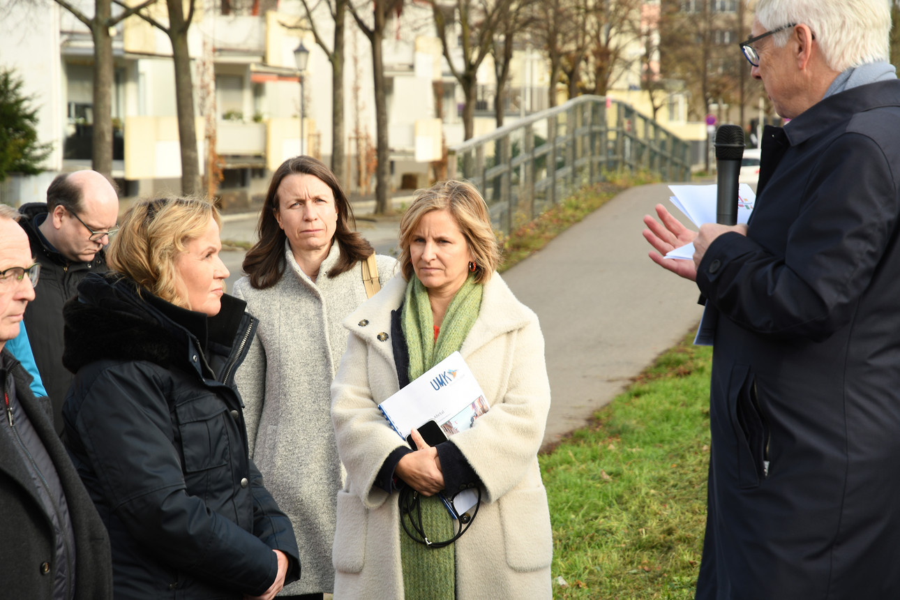 Bundesumweltministerin Steffi Lemke, die UMK-Vorsitzende Katrin Eder und Cornelia Weigand, Landrätin des Kreises Ahrweiler am Ufer der Ahr