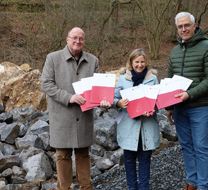 Klimaschutzministerin Katrin Eder übergibt die Förderbescheide an VG-Bürgermeister Guido Nisius (links) und Bürgermeister Dominik Gieler (rechts)