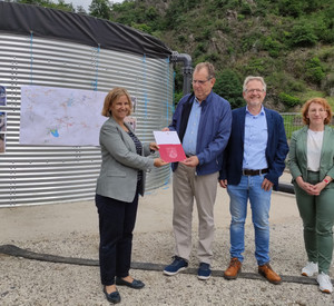 Klimaschutzministerin Katrin Eder übergibt den Förderbescheid an den Ersten Beigeordneten Georg Knieps.