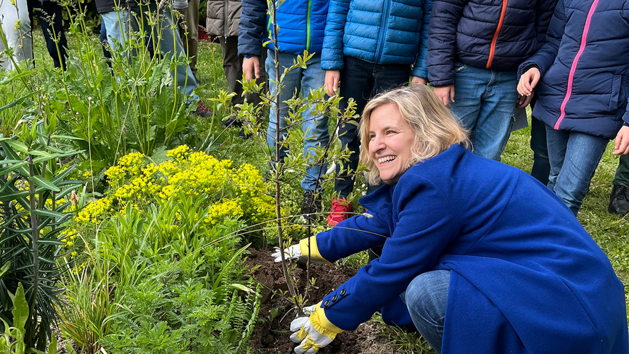 Klimaschutzministerin Katrin Eder bei der Einweihung des Naturgartens in Fußgönheim