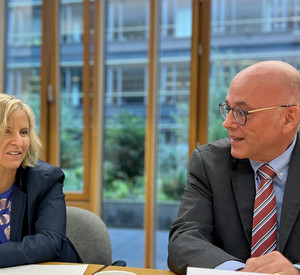 Umweltministerin Katrin Eder und Dr. Thomas Bonk (LUA) stellen die Bilanz der Lebensmittelüberwachung vor