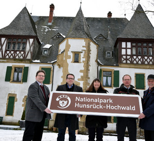 Präsentation des neuen Nationalpark Hunsrück-Hochwald-Hinweisschildes mit Umweltministerin Ulrike Höfken vor Schloß Allenbach.