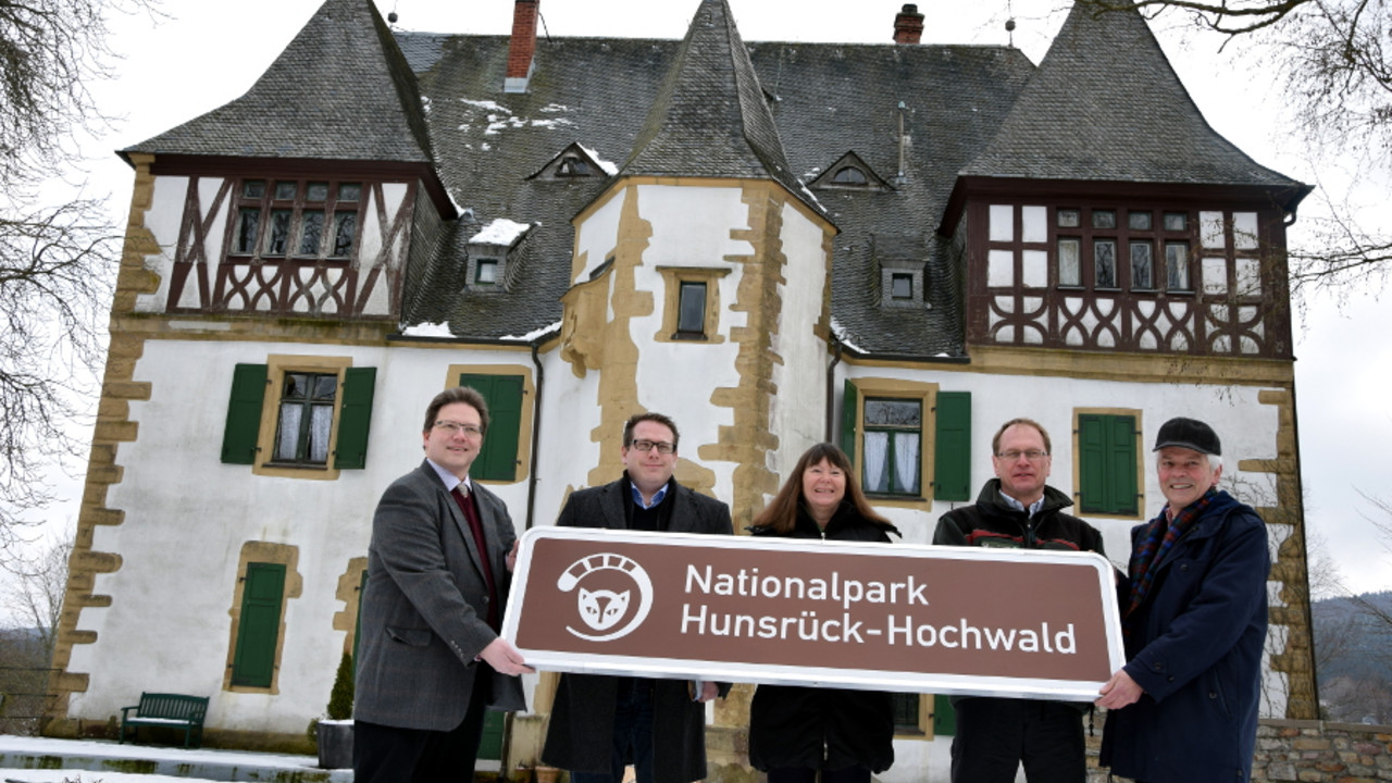 Präsentation des neuen Nationalpark Hunsrück-Hochwald-Hinweisschildes mit Umweltministerin Ulrike Höfken vor Schloß Allenbach.
