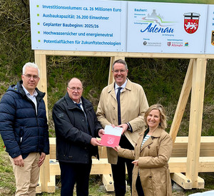 Ministerpräsident Alexander Schweitzer und Klimaschutzministerin Katrin Eder übergeben den Förderbescheid an Bürgermeister Guido Nisius. Links im Bild Bürgermeister Dominik Gieler