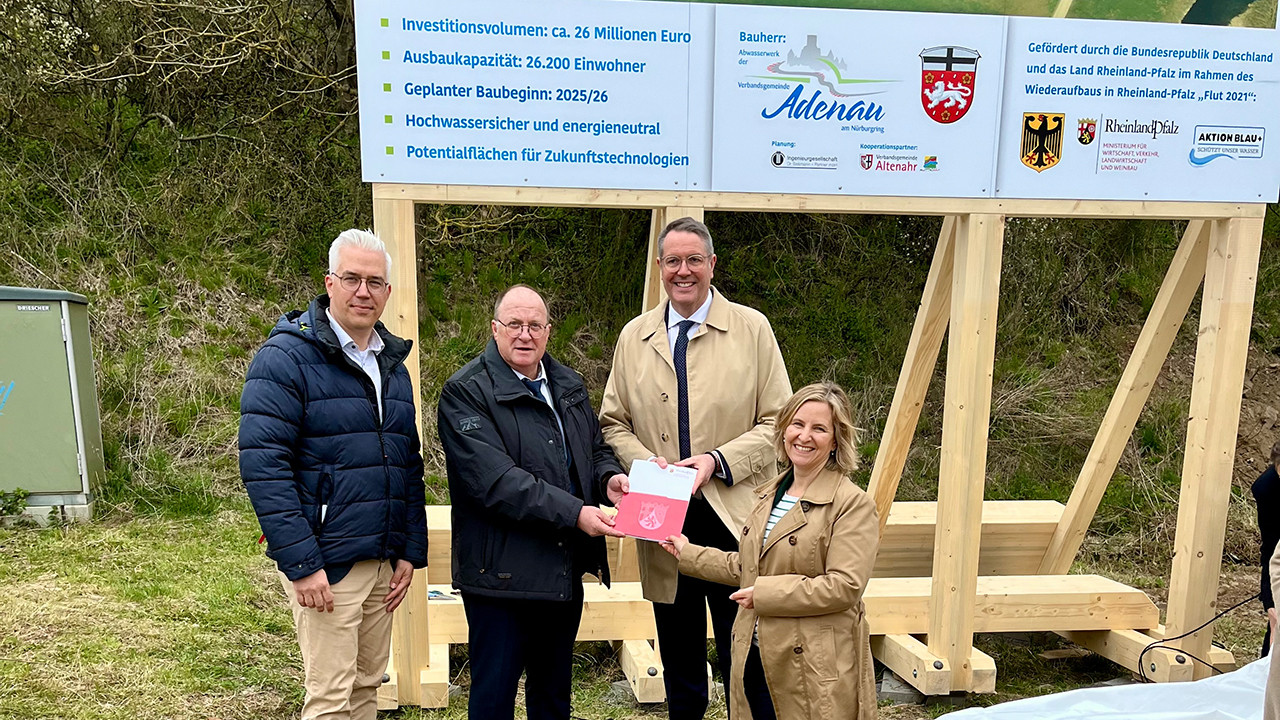 Ministerpräsident Alexander Schweitzer und Klimaschutzministerin Katrin Eder übergeben den Förderbescheid an Bürgermeister Guido Nisius. Links im Bild Bürgermeister Dominik Gieler