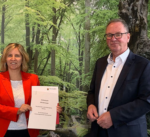 Klimaschutzministerin Katrin Eder und der Bürgermeister der VG Saarburg-Kell Jürgen Dixius