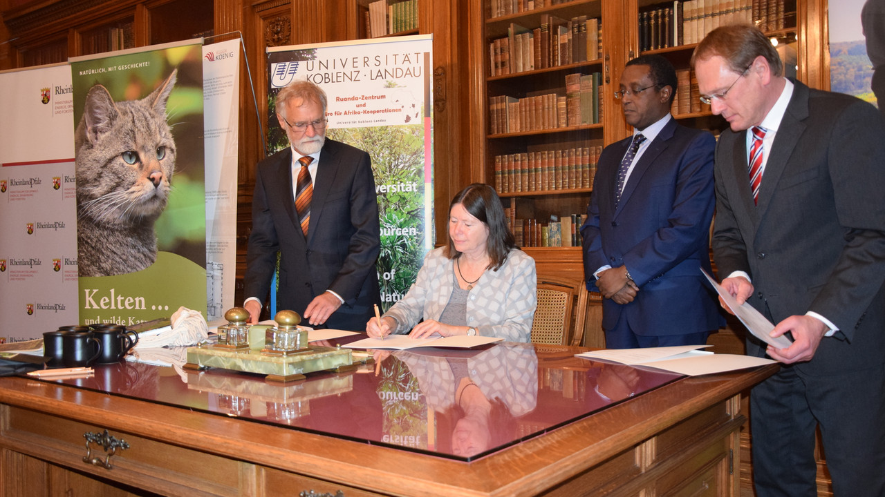 Umweltministerin Höfken unterzeichnunt den Letter of Intent zwischen Rheinland-Pfalz und Ruanda am Rande der Weltklimakonferenz in Bonn.
