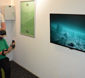 Klimaschutzministerin Katrin Eder testet die 3D-Lernstation im Mosellum