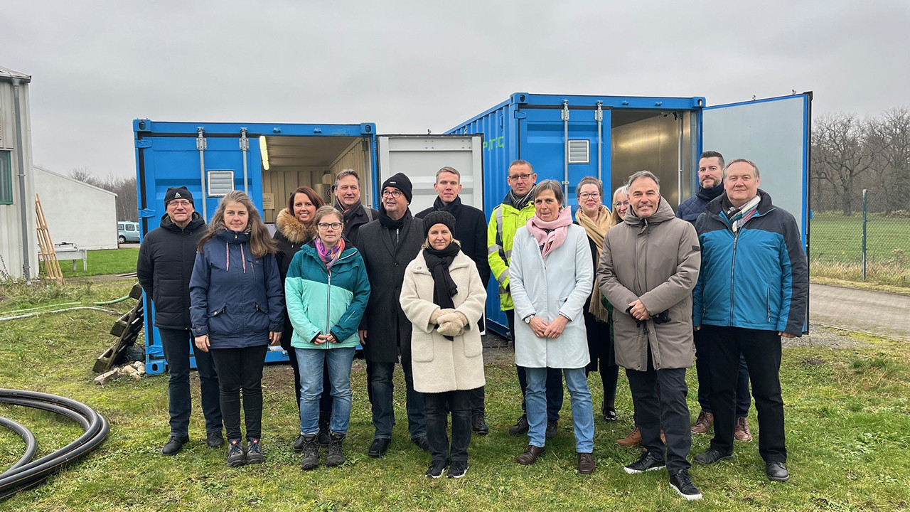 Gruppenfoto mit Klimaschutzministerin Katrin Eder auf der Kläranlage Landstuhl 