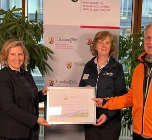 Klimaschutzministerin Katrin Eder mit Amelie Döres und Rolf Pinckert vom ADFC bei der Übergabe des Zertifikates
