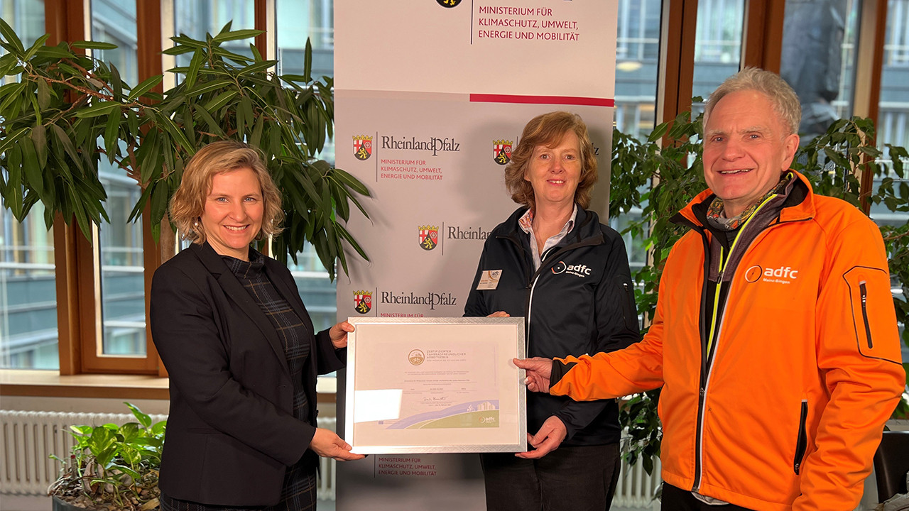 Klimaschutzministerin Katrin Eder mit Amelie Döres und Rolf Pinckert vom ADFC bei der Übergabe des Zertifikates