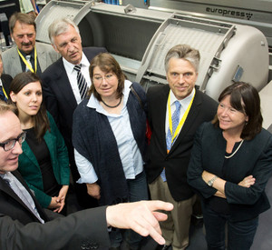Weinbauministerin Ulrike Höfken beim Messerundgang