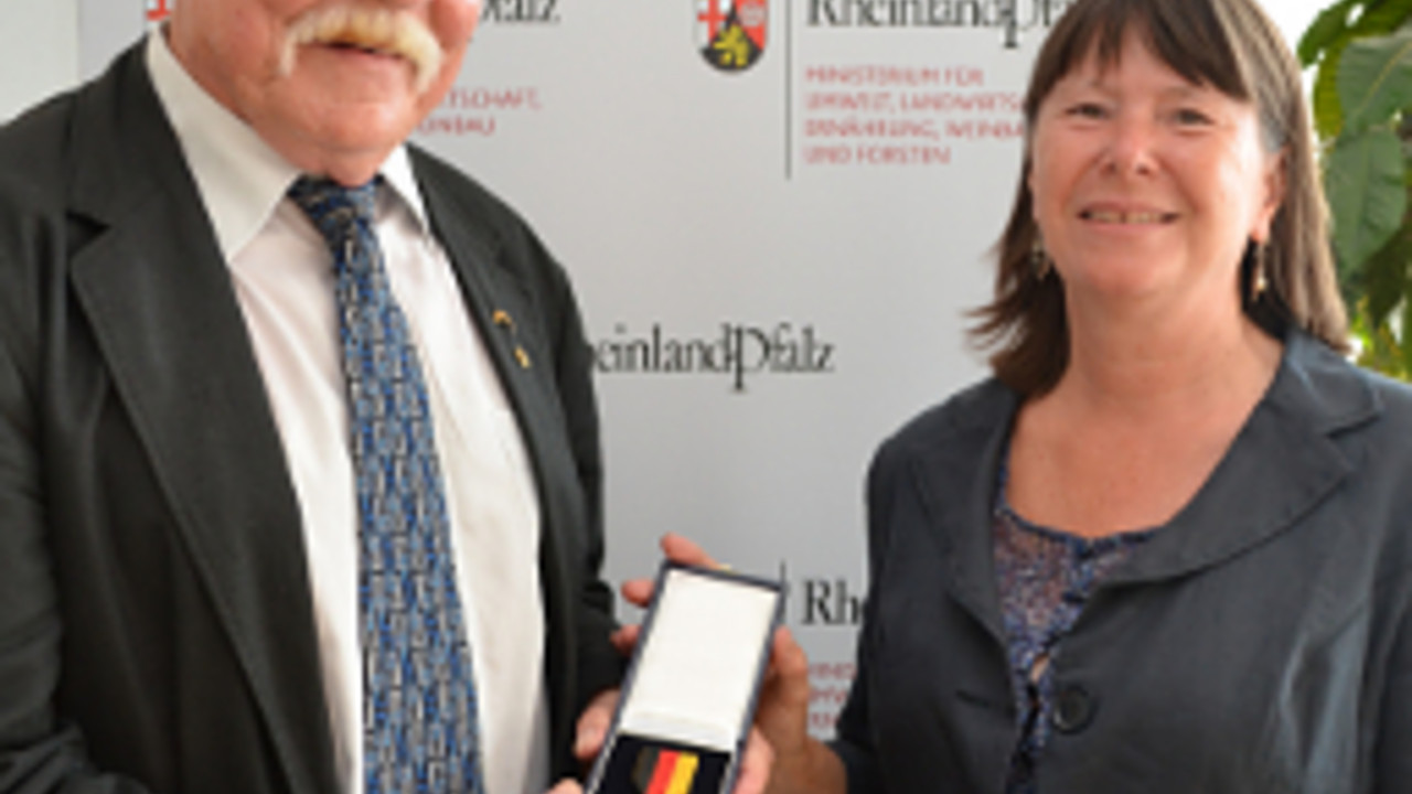 Umweltministerin Ulrike Höfken überreicht Georg Ohs die Verdienstmedaille.