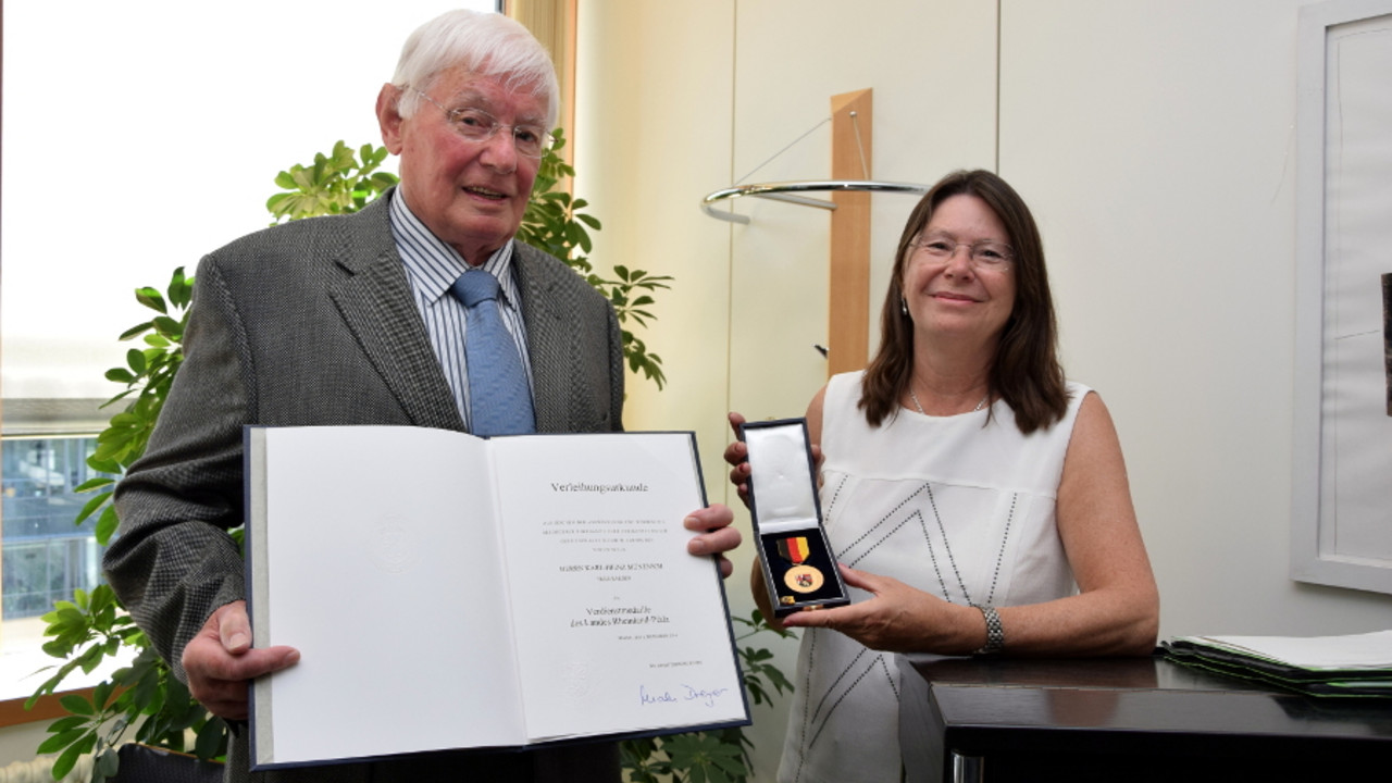 Umweltministerin Ulrike Höfken überreicht Karl-Heinz Müntnich die Verdienstmedaille des Landes Rheinland-Pfalz.