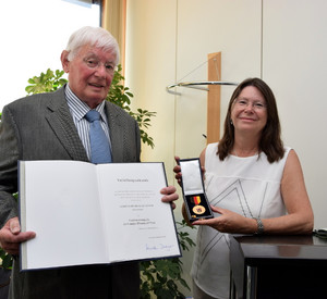 Umweltministerin Ulrike Höfken überreicht  Karl-Heinz Müntnich die Verdienstmedaille des Landes Rheinland-Pfalz.