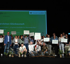 Gruppenfoto mit den ausgezeichneten Schulen
