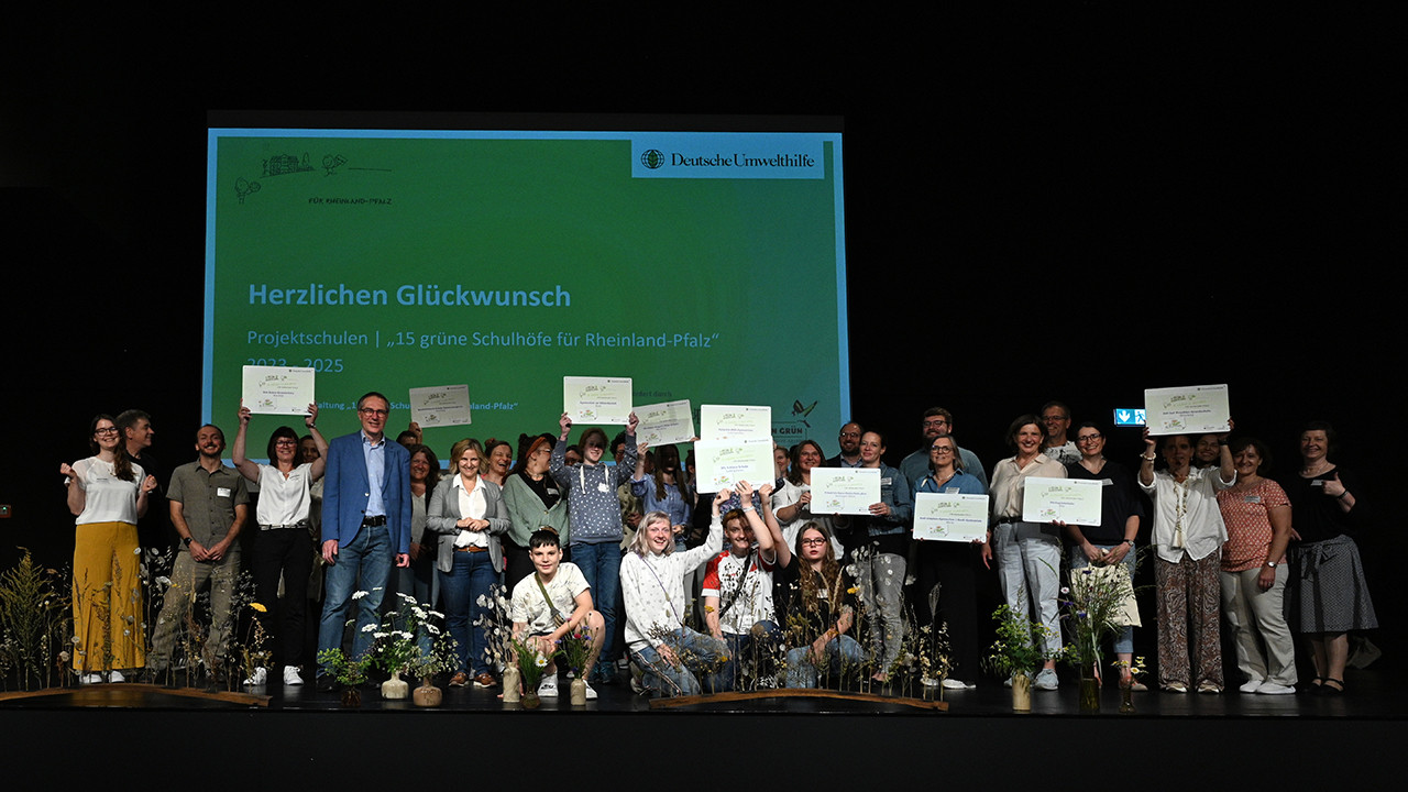 Gruppenfoto mit den ausgezeichneten Schulen