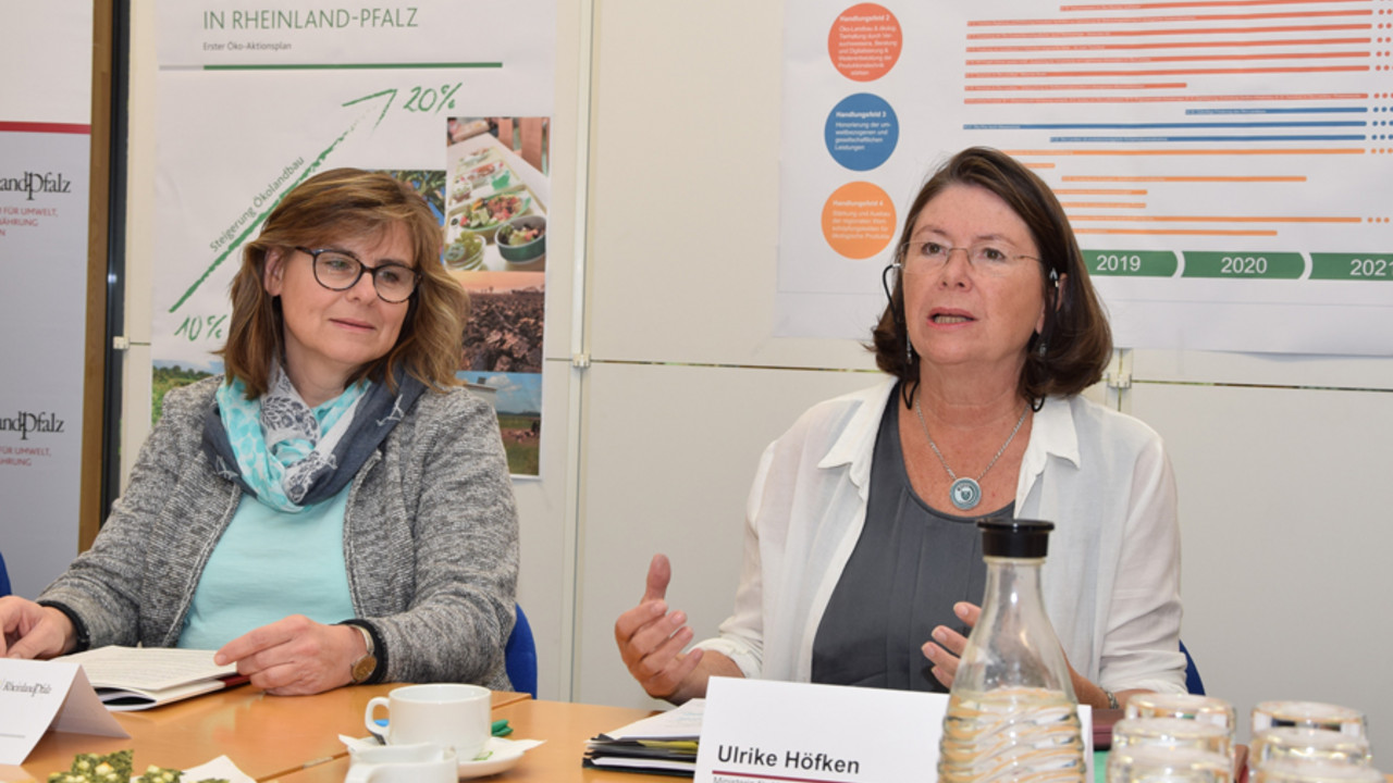 Auf einer Pressekonferenz stellt Umweltministerin Ulrike Höfken den Öko-Aktionsplan vor.