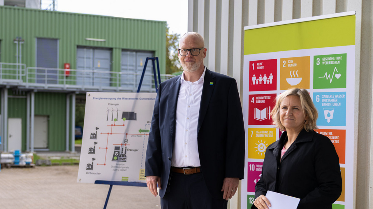 Klimaschutzministerin Katrin Eder und wvr-Geschäftsführer Ronald Roepke