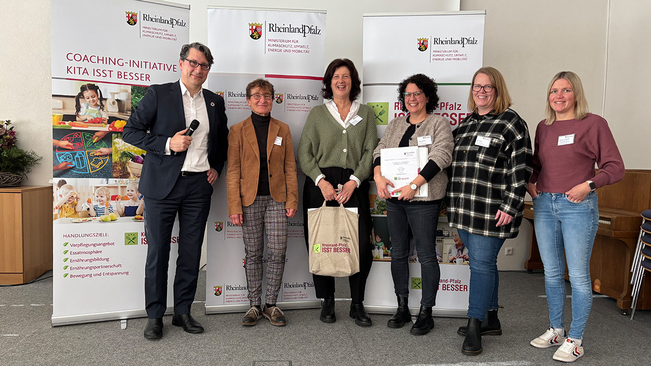 Umweltstaatssekretär Michael Hauer mit den ausgezeichneten Vertreterinnen der Kita St. Josef aus Stadtkyll