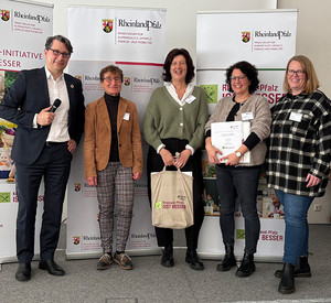 Umweltstaatssekretär Michael Hauer mit den ausgezeichneten Vertreterinnen der Kita St. Josef aus Stadtkyll