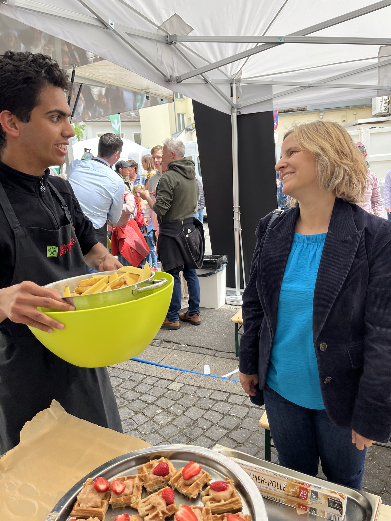 Klimaschutzministerin Katrin Eder im Gespräch mit FÖJler Patrick Salewski
