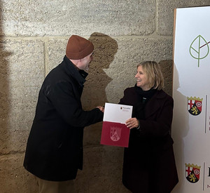 Klimaschutzministerin Katrin Eder übergibt denFörderbescheid an Prof. Boris Milla von der Rheinland-Pfälzischen Technischen Universität Kaiserslautern-Landau