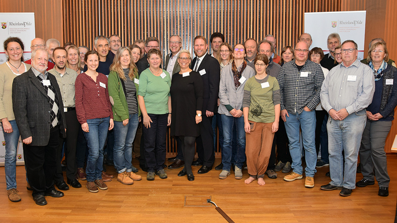 Umweltstaatssekretär Thomas Griese inmitten der Naturschutzmanagerinnen und -manager