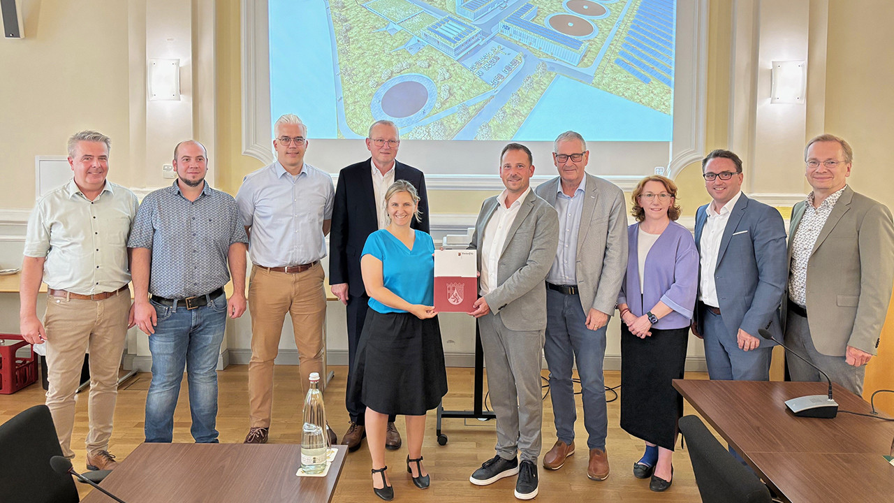 Klimaschutzministerin Katrin Eder übergibt in Bad Neuenahr-Ahrweiler den Förderbescheid über 142.680.000 Euro