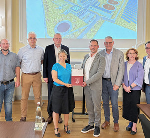 Klimaschutzministerin Katrin Eder übergibt in Bad Neuenahr-Ahrweiler den Förderbescheid über 142.680.000 Euro