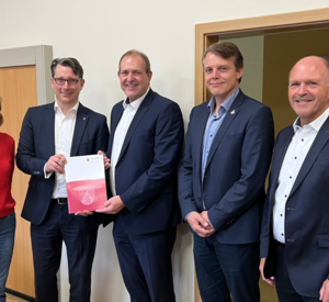 (v.l.n.r.) Kita-Leiterin Susanne Helfenstein-Schickentanz, Staatssekretär Michael Hauer, Oberbürgermeister Frank Frühauf, Dezernent Roland Praetorius von der Kreisverwaltung Birkenfeld und Bürgermeister Friedrich Marx