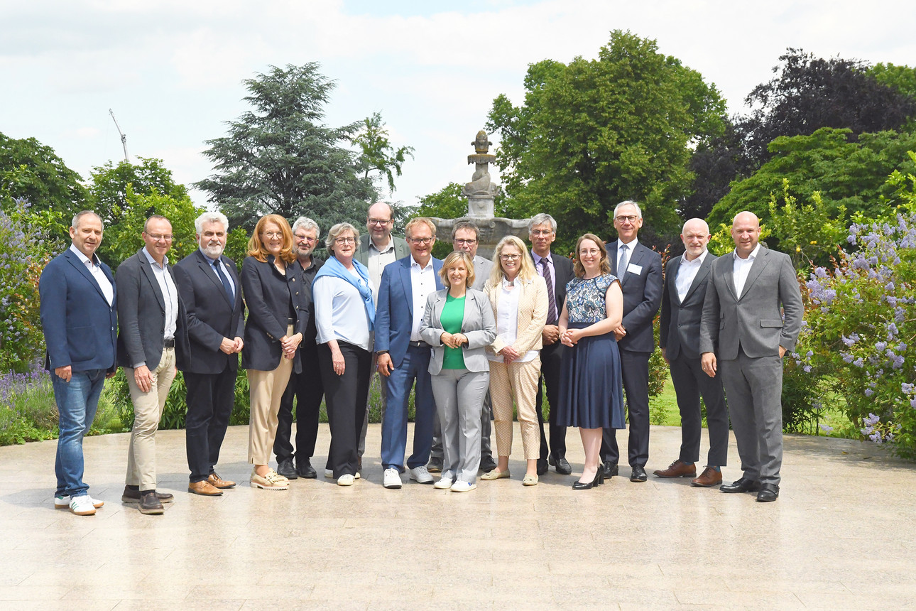 Gruppenfoto mit den Teilnehmerinnen und Teilnehmern der 102. Umweltministerkonferenz in Bad Dürkheim