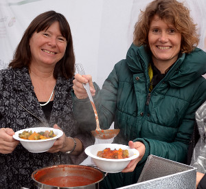 Ulrike Höfken und Eveline Lemke bei der Essensausgabe im Kochbus vor dem Landtag