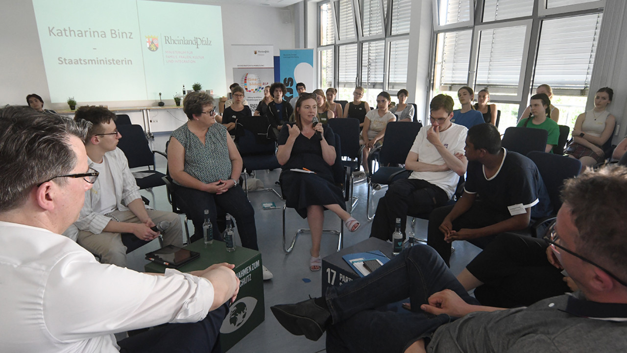 Diskussion auf dem Jugendklimaforum mit Katharina Binz, Bettina Brück, Michael Hauer und Janosch Littig