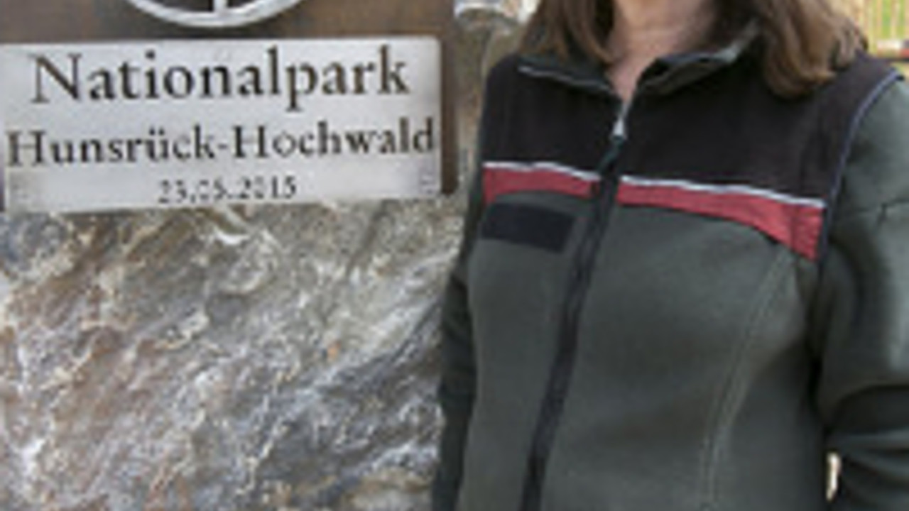 Umweltministerin Höfken vor dem Gründungsstein. Bilder: ©Voss/Staatskanzlei RLP