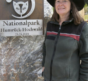 Umweltministerin Höfken vor dem Gründungsstein. Bilder: ©Voss/Staatskanzlei RLP