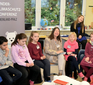Umweltministerin Ulrike Höfken spricht mit Schülerinnen und Schülern der Grunschule in Mainz-Marienborn über den Klimaschutz.